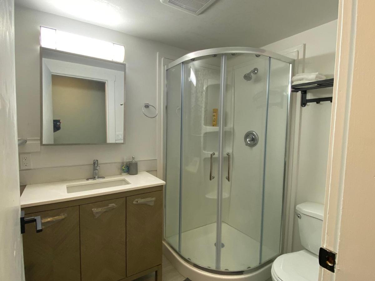 Hudson Homes Bnb Saanich エクステリア 写真