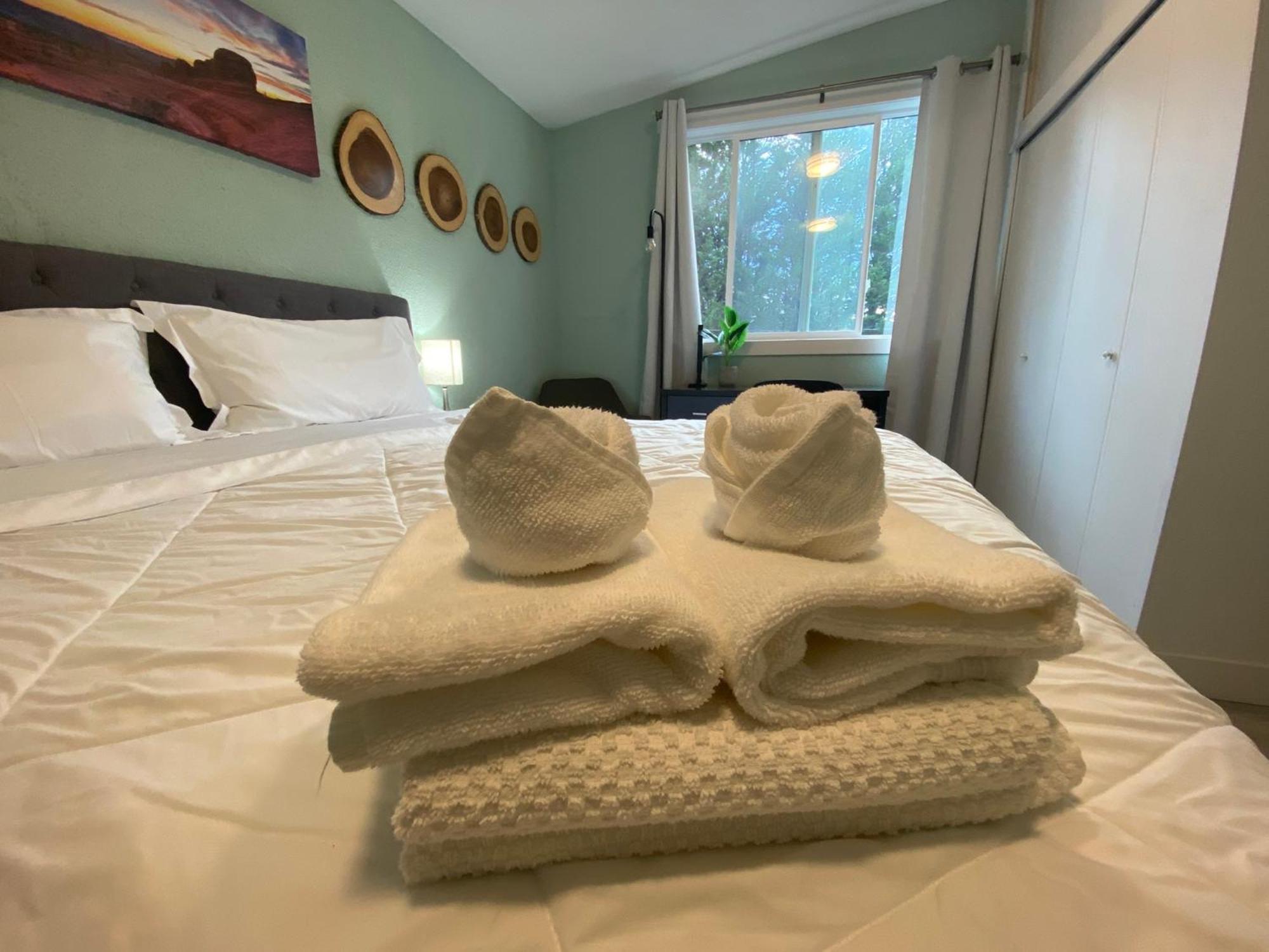 Hudson Homes Bnb Saanich エクステリア 写真